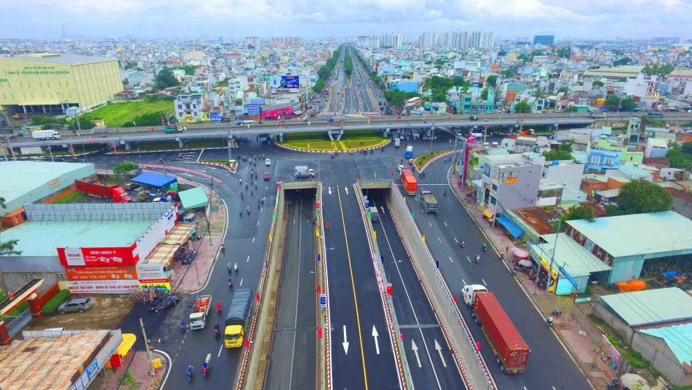 Nút giao An Sương nhìn từ trên cao với hầm chui và cầu vượt trên đường Trường Chinh