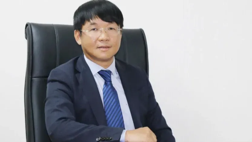 Chân dung ông Nguyễn Trường Sơn, Chủ tịch HĐQT MIK Group, mặc vest ngồi tại bàn làm việc