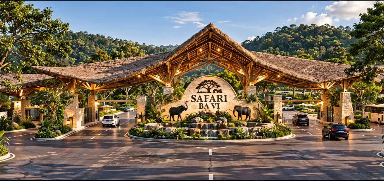 Phối cảnh cổng chính Công viên Safari Ba Vì của Sun Group với mái lợp tự nhiên, biểu tượng voi và cây xanh