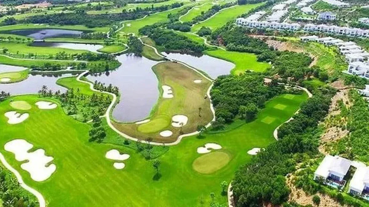 Phối cảnh sân golf có hồ nước và dãy nhà liền kề, minh hoạ khu đô thị sân golf của Vinhomes