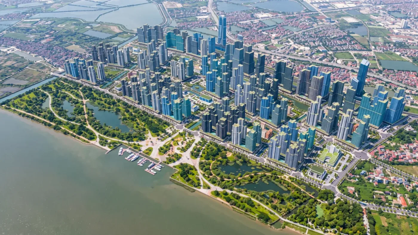 Phối cảnh khu đô thị Vinhomes ven sông với nhiều tòa nhà cao tầng, công viên xanh và bến du thuyền