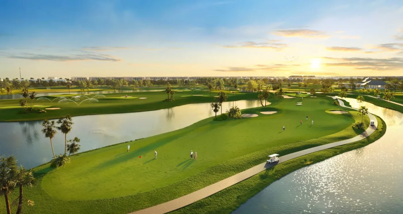 Phối cảnh sân golf 18 hố với hồ nước, đường xe điện và các golfer lúc hoàng hôn
