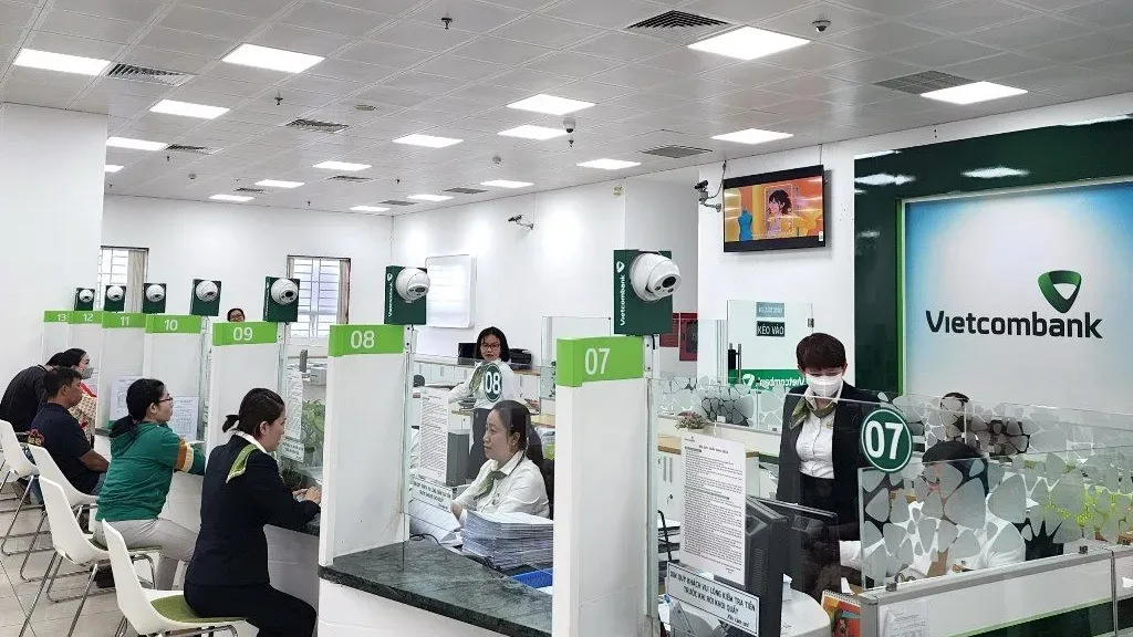 Quầy giao dịch khách hàng tại chi nhánh Vietcombank với nhân viên đang phục vụ