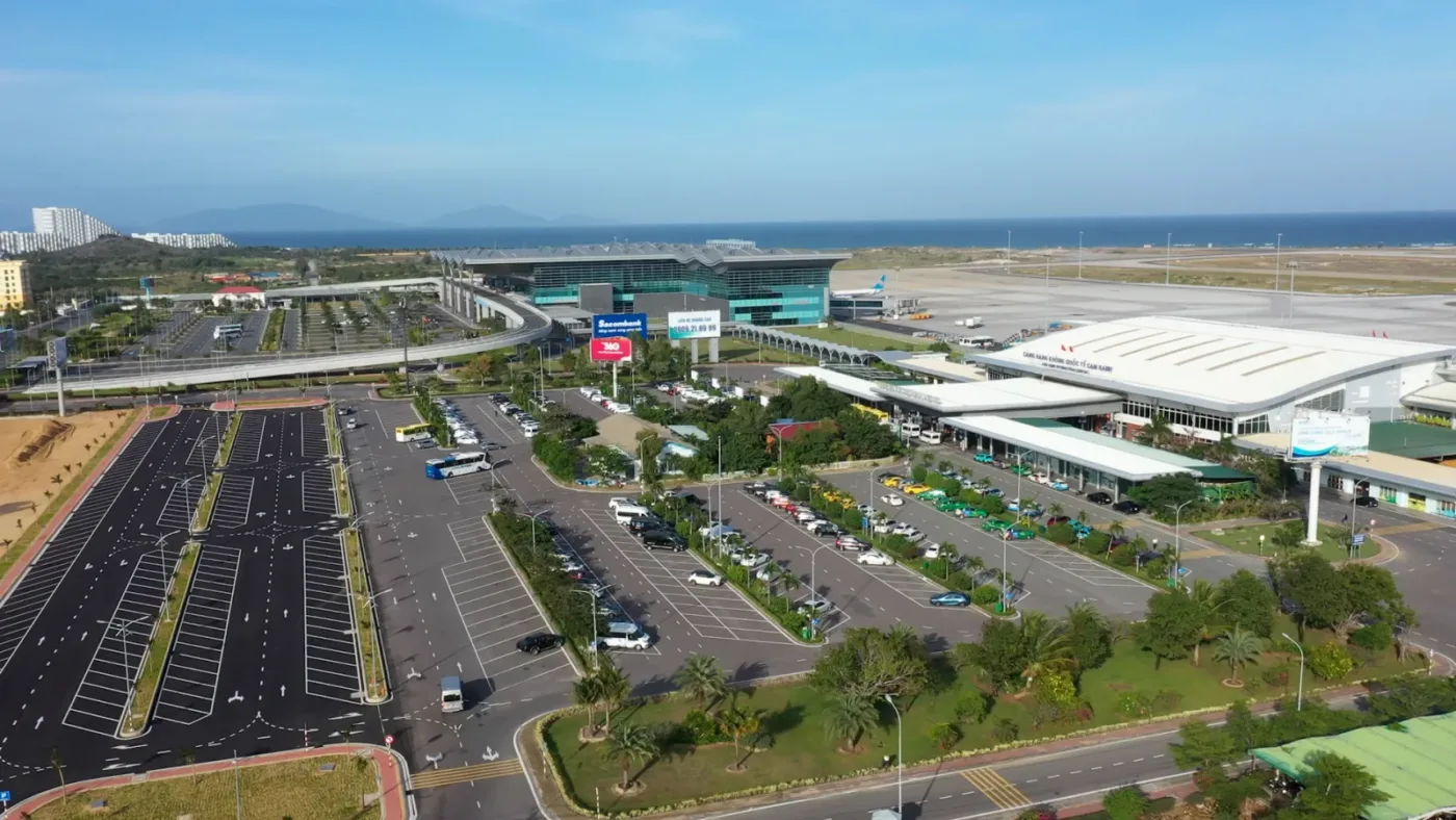 Nhà ga và bãi đỗ xe sân bay quốc tế Cam Ranh nhìn từ trên cao, gần khu vực Cam Lâm, Khánh Hòa