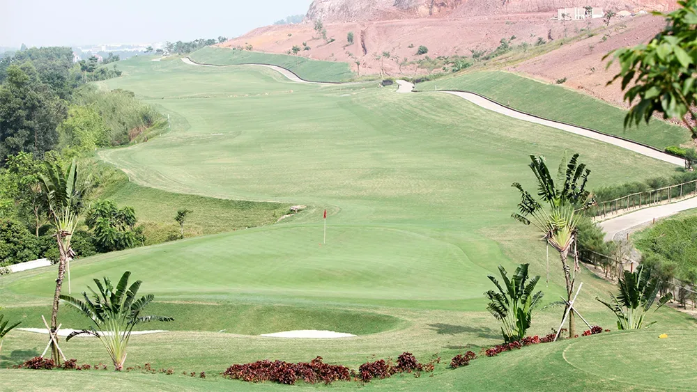 Sân golf xanh bên sườn núi đá, khu vực núi Nham Biền nơi Vinhomes triển khai khu đô thị sân golf
