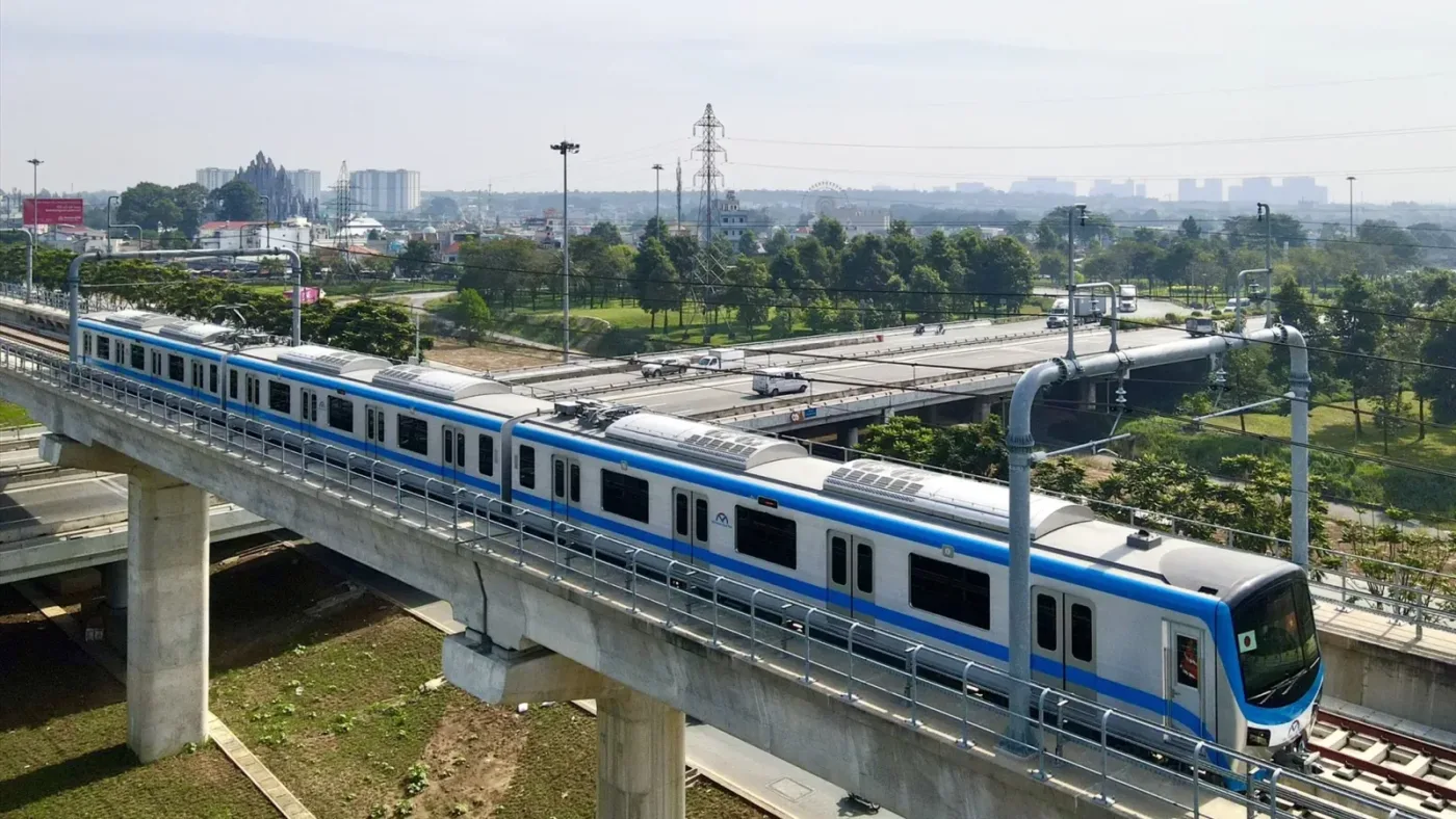 Đoàn tàu metro số 1 Bến Thành - Suối Tiên chạy trên đường ray trên cao tại TP.HCM
