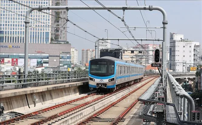 Đoàn tàu metro số 1 Bến Thành - Suối Tiên chạy trên đường ray trên cao giữa khu dân cư