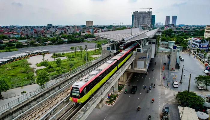 Đoàn tàu metro số 3 Nhổn - ga Hà Nội chạy trên cao qua khu dân cư Hà Nội