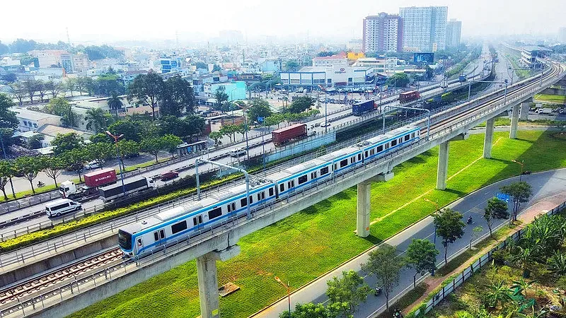 Đoàn tàu metro chạy trên cầu cạn giữa khu dân cư, gần tuyến metro số 1 Bến Thành - Suối Tiên