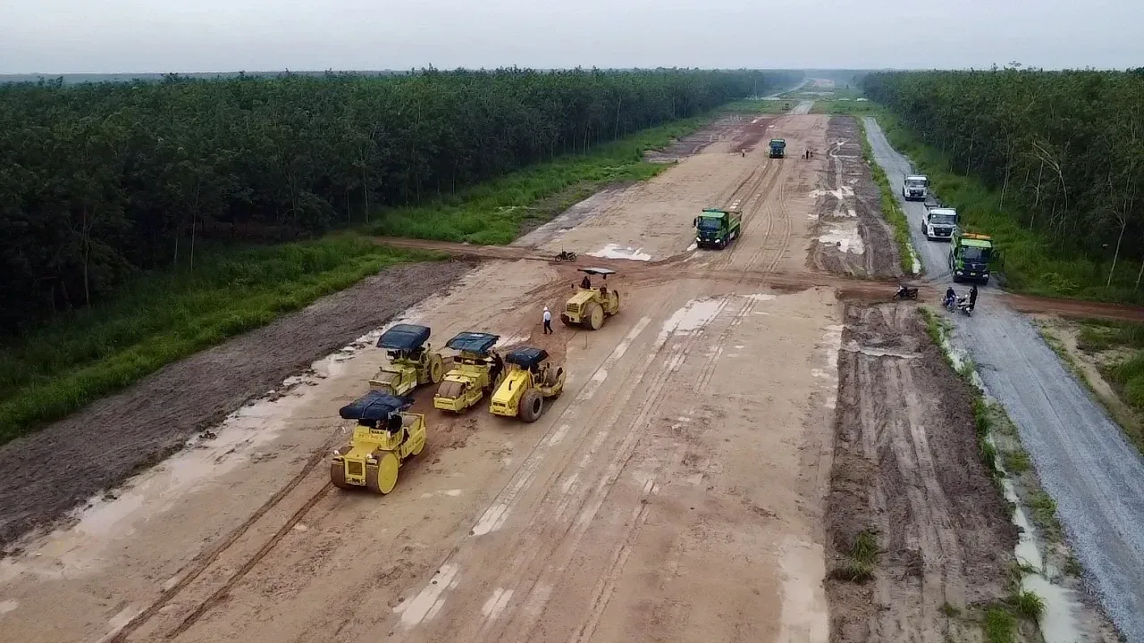 Máy lu và xe tải thi công nền đường cao tốc TP.HCM - Thủ Dầu Một - Chơn Thành đoạn qua Bình Dương