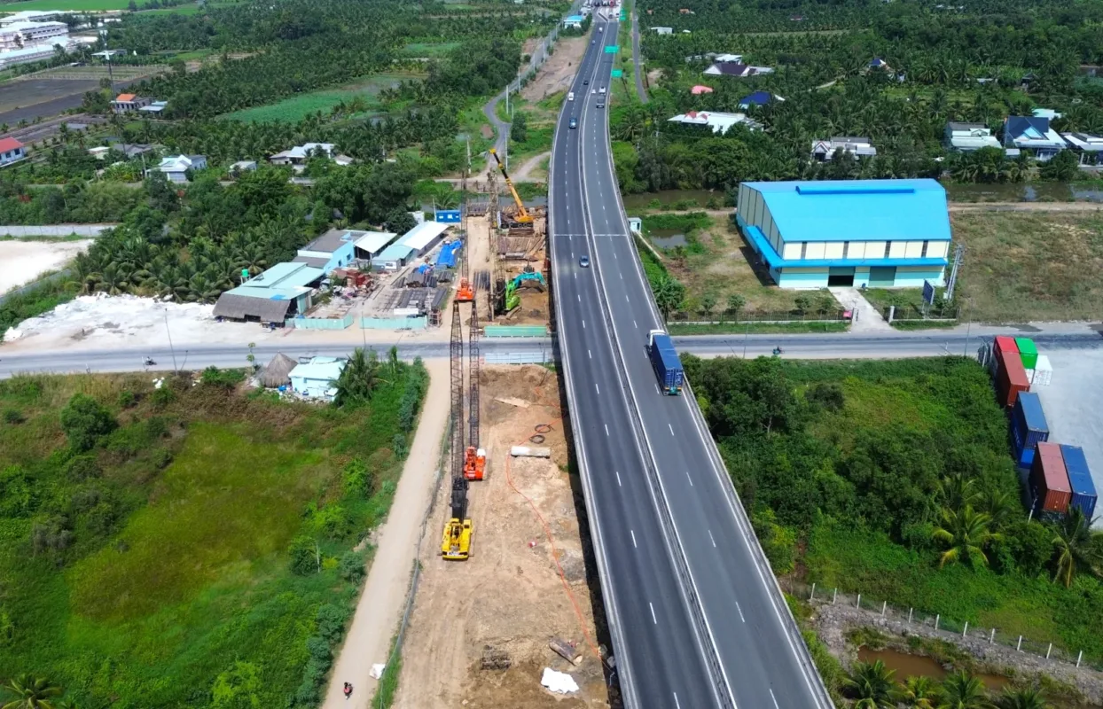 Công trường thi công mở rộng cao tốc Trung Lương - Mỹ Thuận đoạn qua Long An, máy móc bên cạnh tuyến đang khai thác
