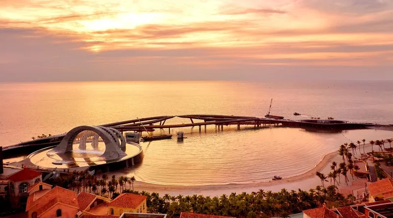 Toàn cảnh Thị trấn Hoàng Hôn Phú Quốc lúc hoàng hôn, cây cầu vòm trắng nhô ra biển của Sun Group