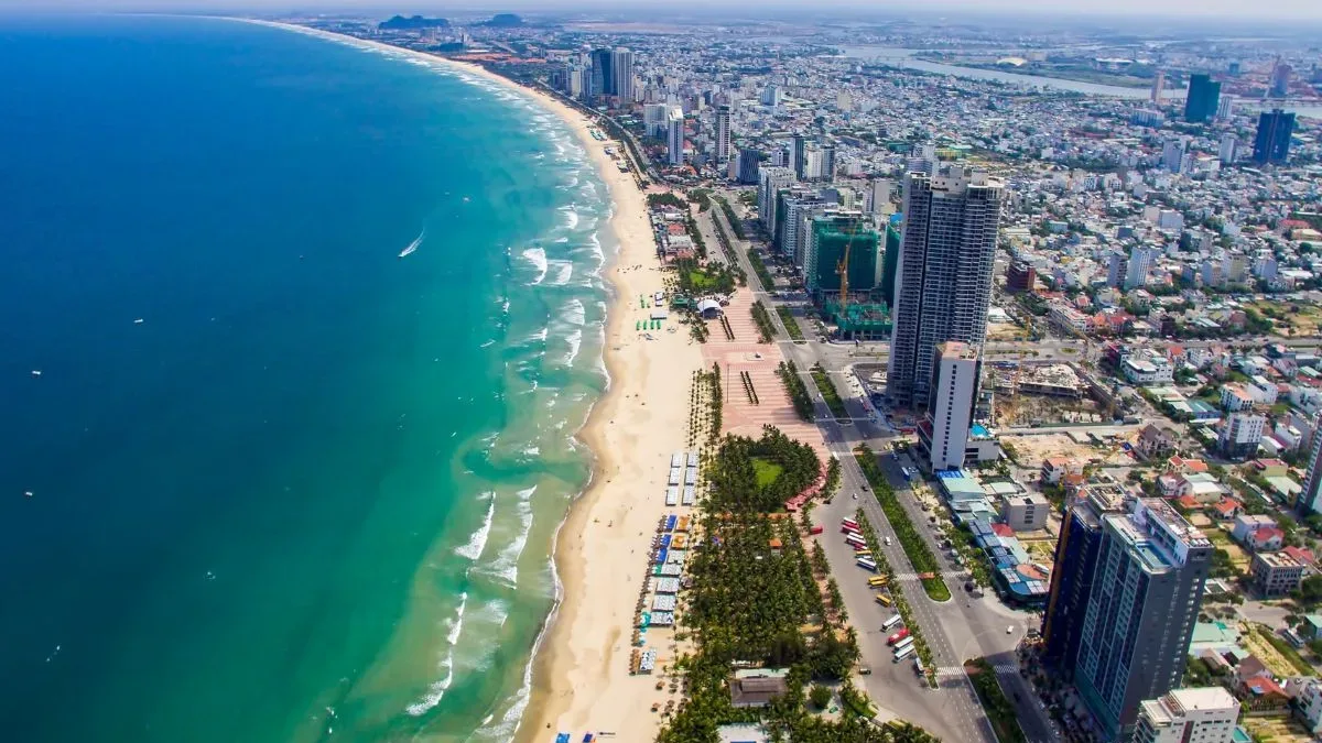 Toàn cảnh bãi biển và dải khách sạn cao tầng ven biển Đà Nẵng nhìn từ trên cao