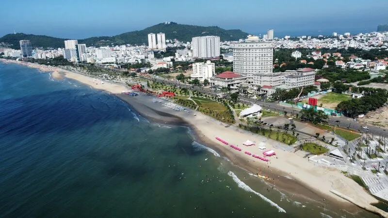 Toàn cảnh bờ biển Bãi Sau Vũng Tàu nhìn từ trên cao với khách sạn, đường ven biển và dải cát