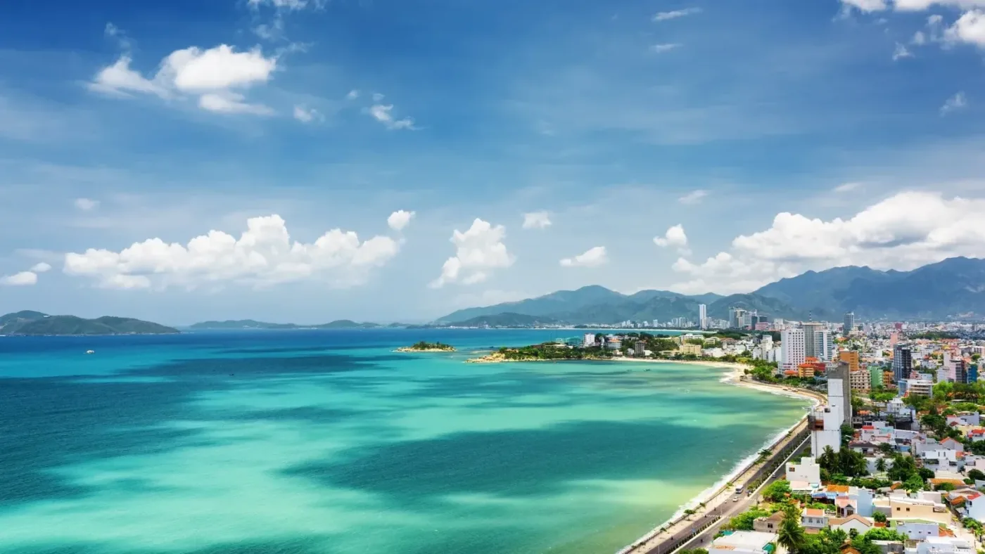 Toàn cảnh vịnh biển Nha Trang nhìn từ trên cao với đường ven biển, khu dân cư và dãy núi phía xa