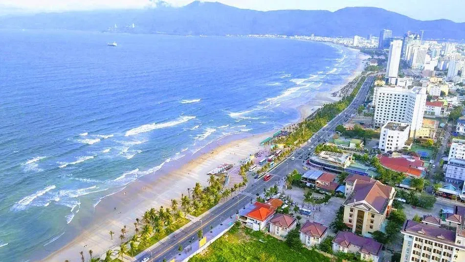 Toàn cảnh bờ biển Đà Nẵng nhìn từ trên cao với đường ven biển và các tòa nhà cao tầng