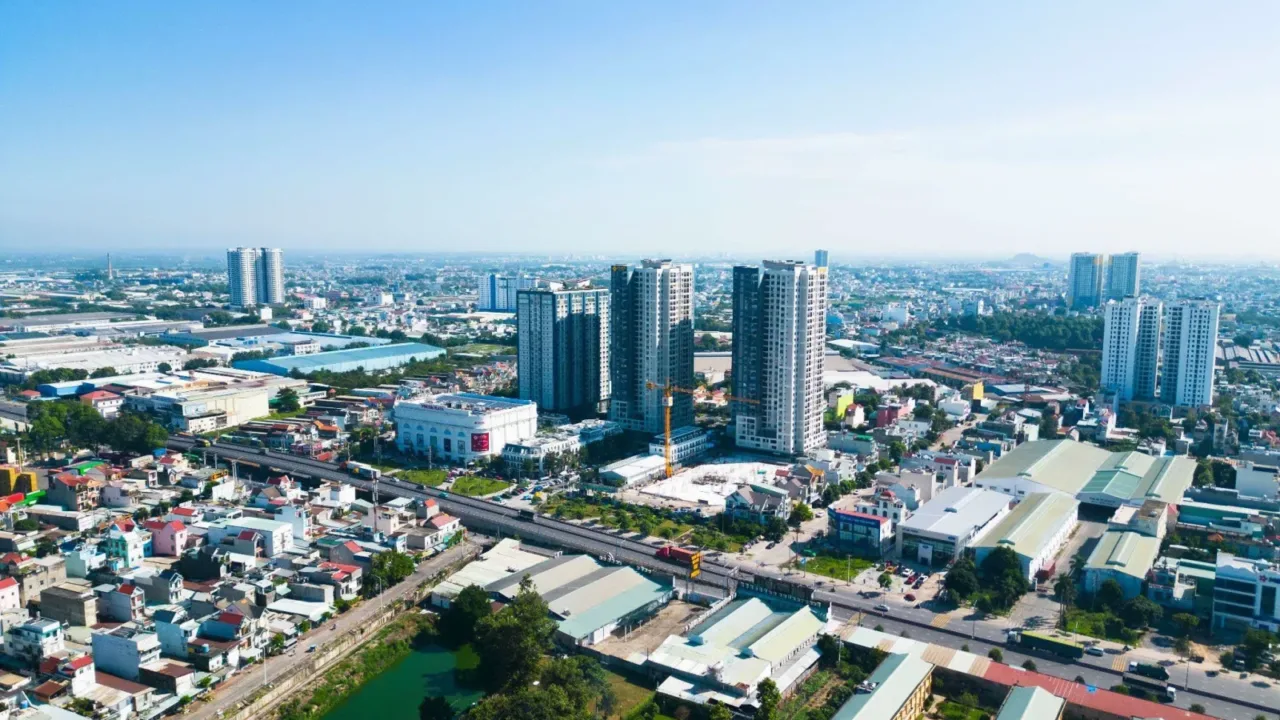 Toàn cảnh khu vực Dĩ An - Thuận An, Bình Dương với các tòa căn hộ cao tầng xen khu dân cư giáp TP.HCM