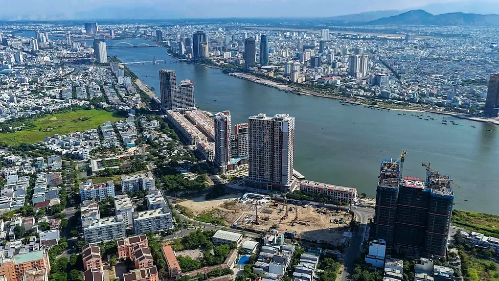 Toàn cảnh các tòa căn hộ cao tầng ven sông Hàn tại Đà Nẵng nhìn từ trên cao