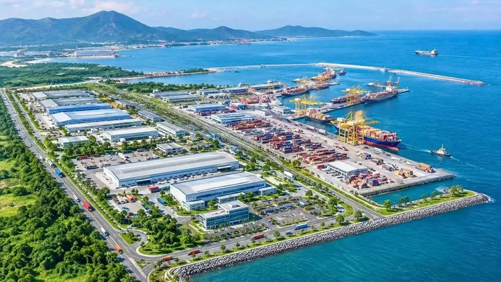 Toàn cảnh cảng biển có kho bãi, cần cẩu container và kè chắn sóng ven biển Hà Tĩnh