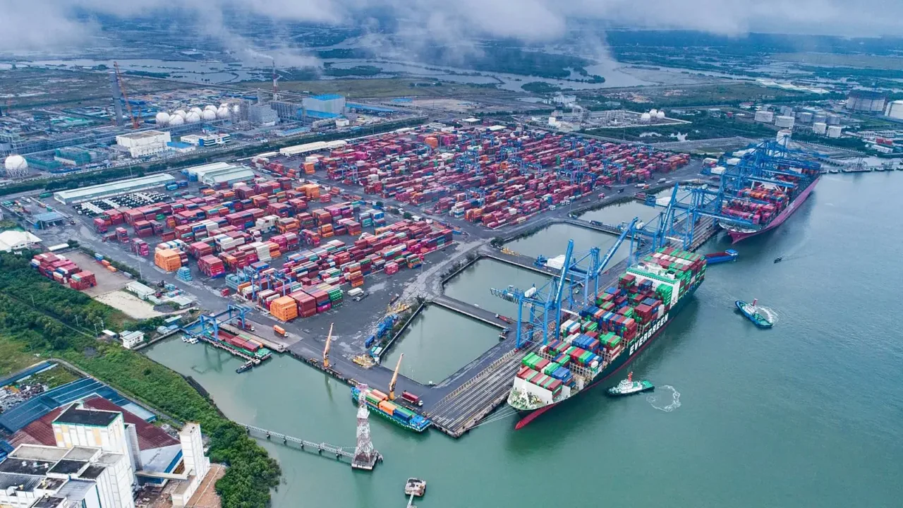 Toàn cảnh cụm cảng Thị Vải - Cái Mép, tàu container cập cầu cảng gần Vũng Tàu