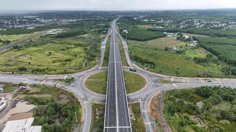 Toàn cảnh đoạn cao tốc Bến Lức – Long Thành nhìn từ trên cao, nút giao vòng xuyến giữa vùng cây xanh