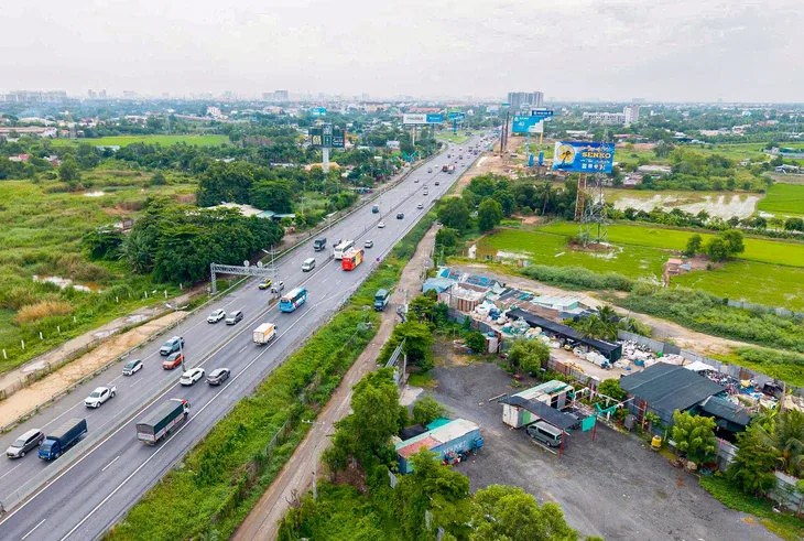 Toàn cảnh cao tốc TP.HCM - Trung Lương nhìn từ trên cao, xe cộ đông đúc, hai bên là ruộng và nhà dân