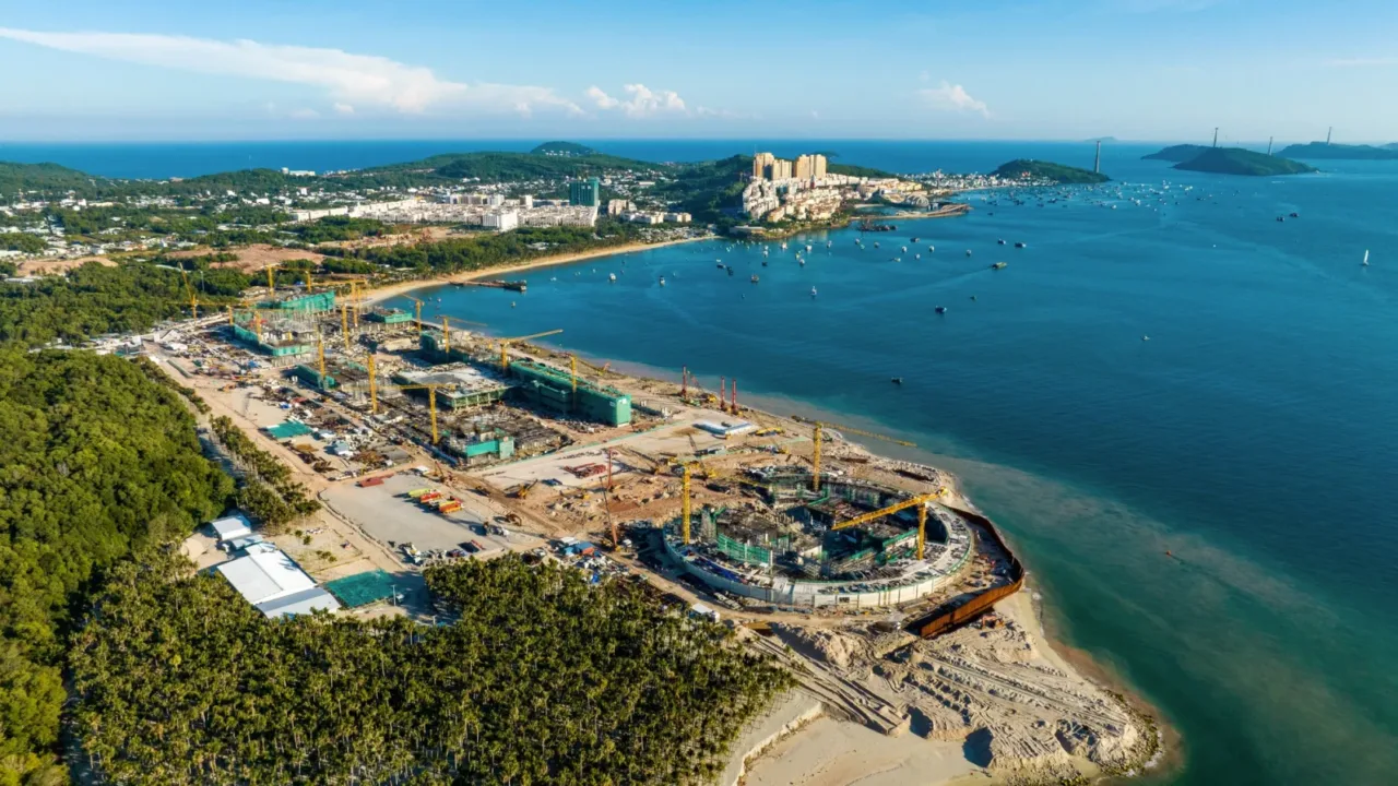 Toàn cảnh công trường xây dựng ven biển Phú Quốc với nhiều cần cẩu tháp, nơi Sun Group triển khai dự án