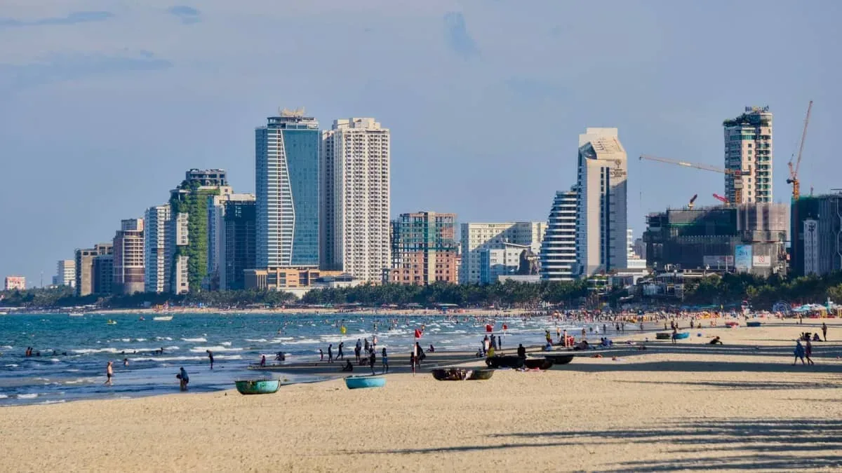 Toàn cảnh Đà Nẵng với dãy nhà cao tầng ven biển Mỹ Khê và bãi cát đông người