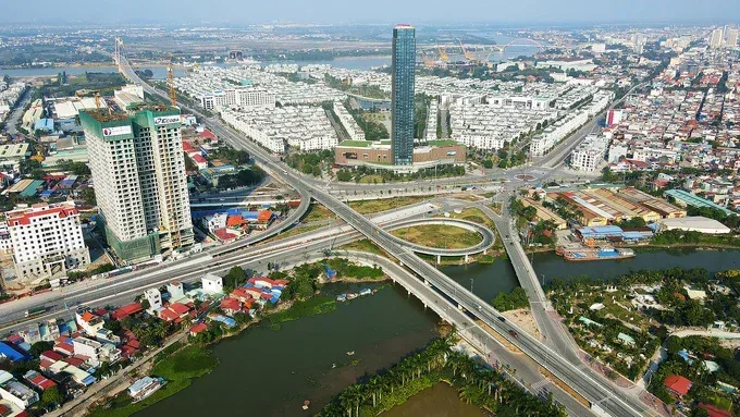 Toàn cảnh đô thị Hải Phòng nhìn từ trên cao với cầu vượt, sông và các toà nhà cao tầng