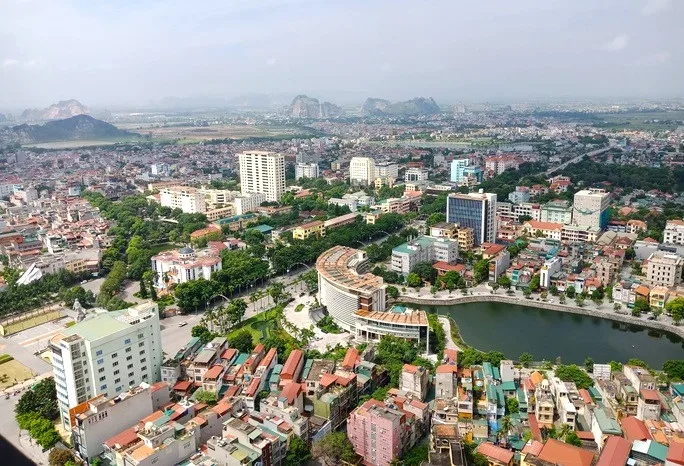 Toàn cảnh đô thị Thanh Hóa nhìn từ trên cao với nhà cao tầng, hồ nước và núi phía xa