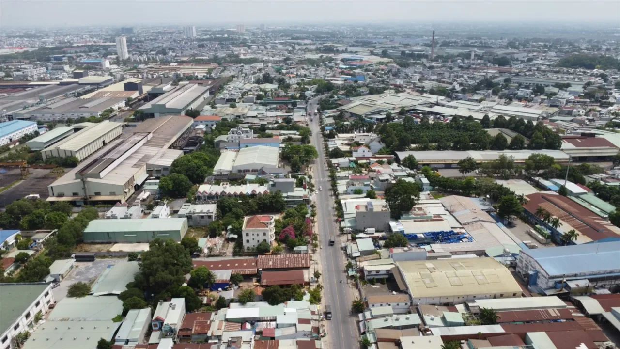Toàn cảnh khu công nghiệp tại Bình Dương cũ nhìn từ trên cao, nhà xưởng dày đặc hai bên đường