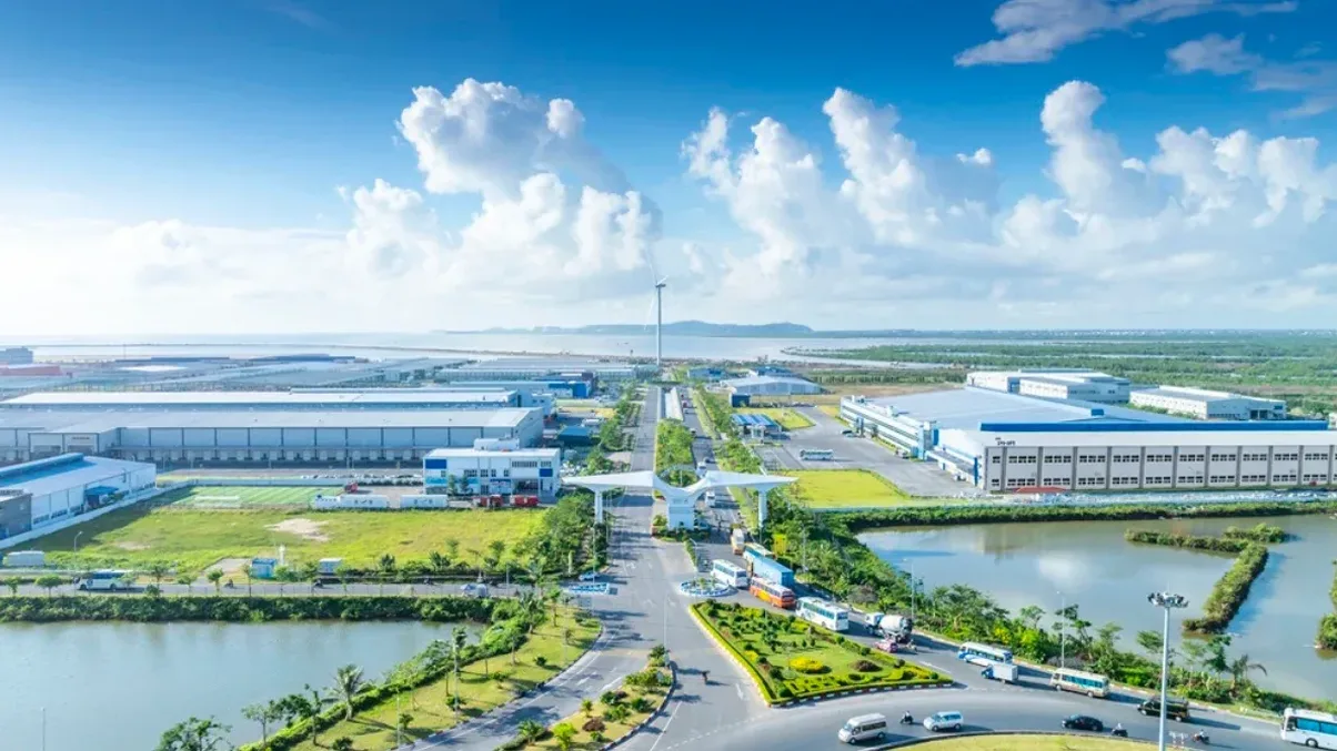 Toàn cảnh khu công nghiệp Hải Phòng với nhà xưởng, đường nội khu và cây xanh nhìn từ trên cao