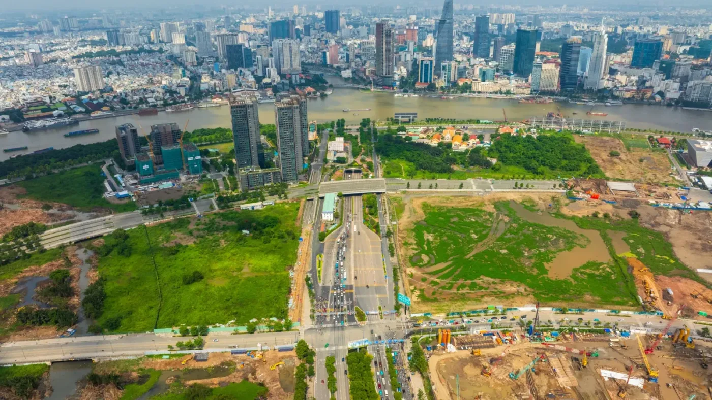 Toàn cảnh khu đất Thủ Thiêm nhìn từ trên cao, với đường hầm, khu đất trống và công trường đang thi công