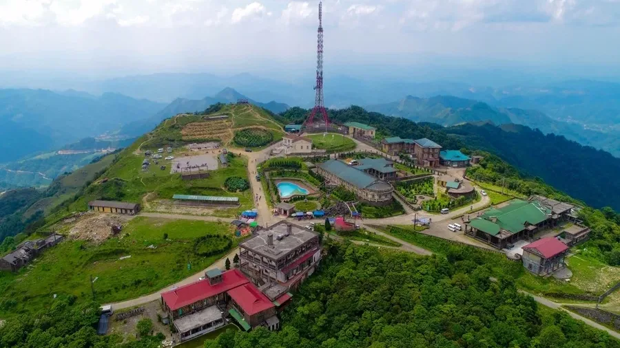 Toàn cảnh khu vực đỉnh Mẫu Sơn, Lạng Sơn với tháp phát sóng và các công trình trên núi
