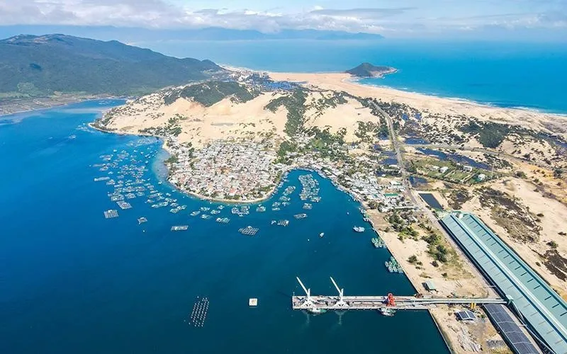Toàn cảnh vịnh Vân Phong nhìn từ trên cao với bến cảng, kho bãi, làng chài và đồi cát ven biển