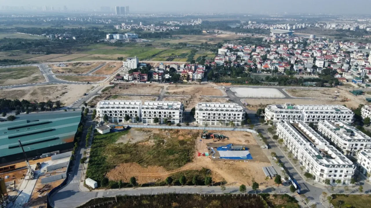 Toàn cảnh khu đô thị đang xây dựng tại Hà Nội nhìn từ trên cao, nhiều dãy nhà thấp tầng và khu đất trống