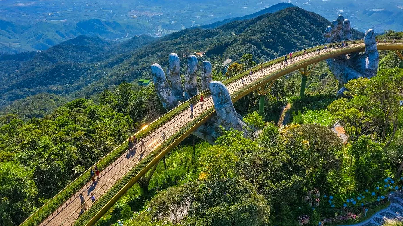 Toàn cảnh Cầu Vàng giữa rừng núi xanh tại khu vực Bà Nà, Đà Nẵng nhìn từ trên cao