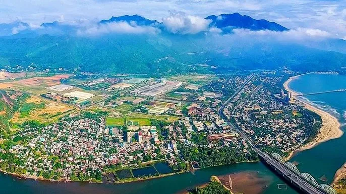 Toàn cảnh khu dân cư, khu công nghiệp ven sông và chân núi ở Đà Nẵng nhìn từ trên cao