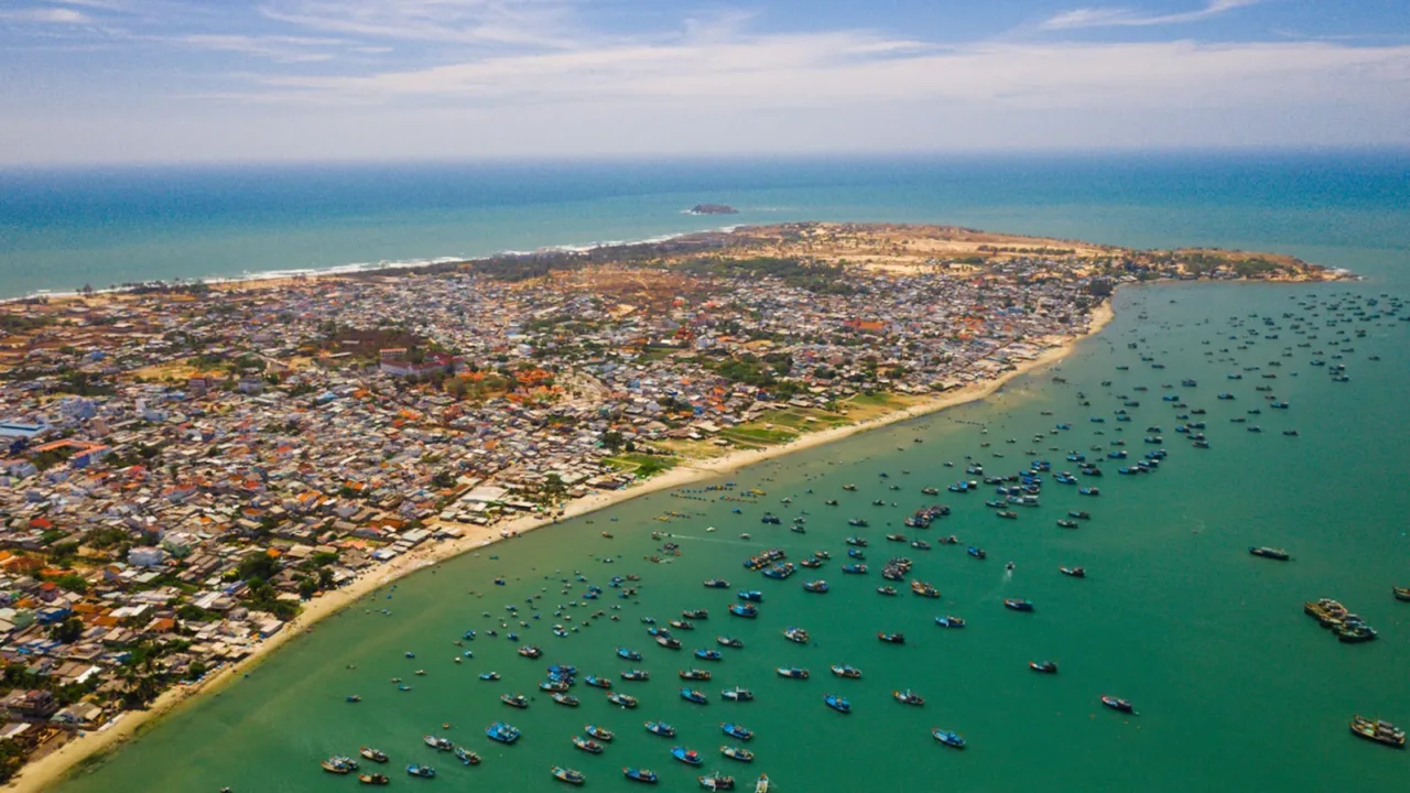 Toàn cảnh Mũi Né, Phan Thiết nhìn từ trên cao với bờ biển, khu dân cư và đội tàu thuyền neo đậu