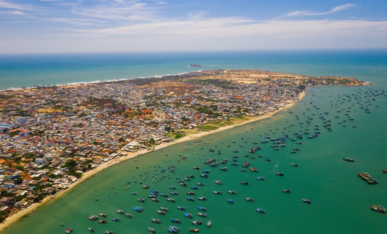 Toàn cảnh Mũi Né, Phan Thiết nhìn từ trên cao với bờ biển, khu dân cư và đội tàu thuyền neo đậu