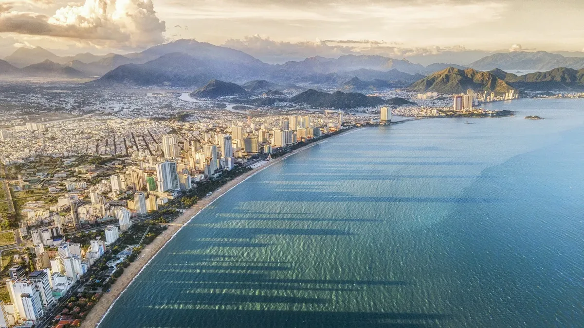 Toàn cảnh thành phố Nha Trang nhìn từ trên cao với dải bờ biển và nhiều toà nhà cao tầng ven biển