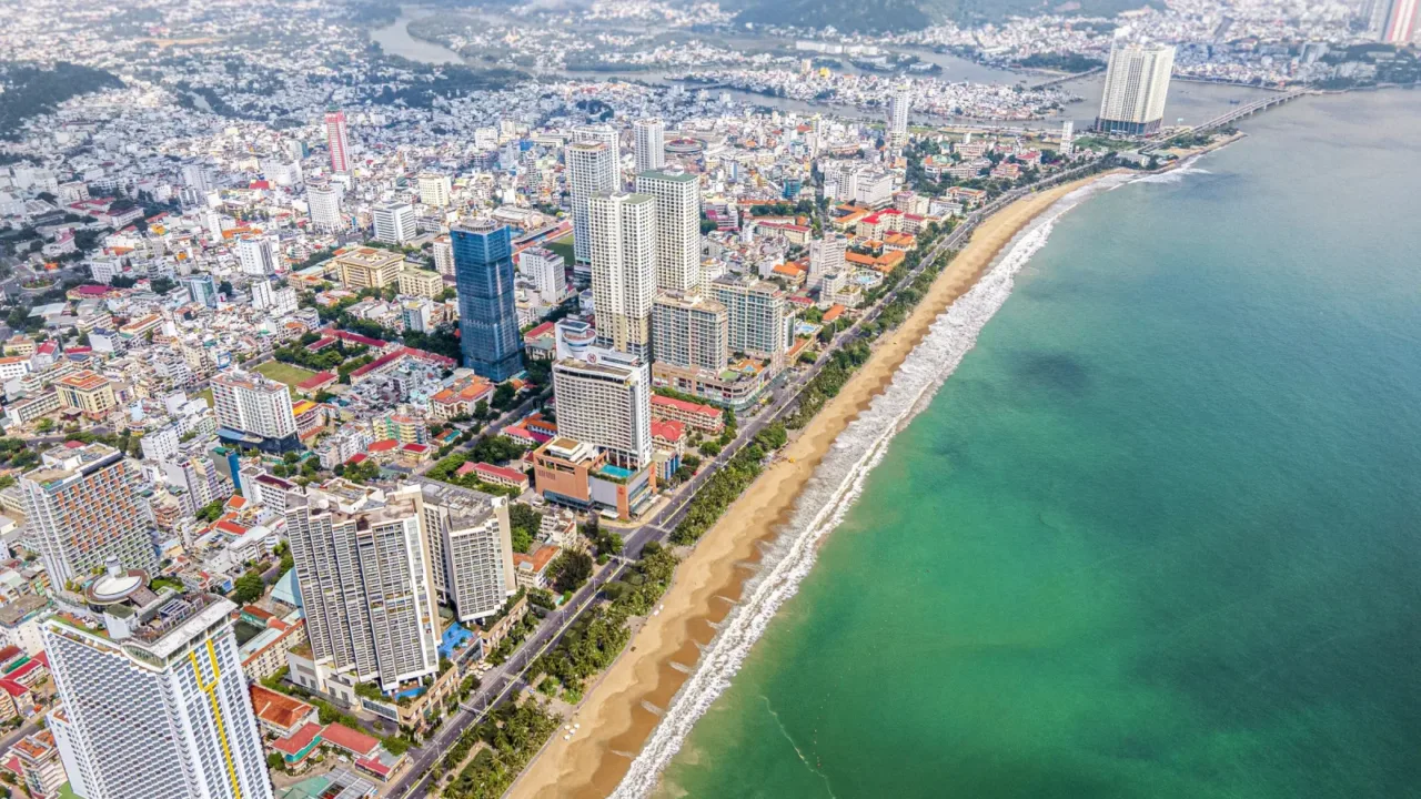 Toàn cảnh thành phố Nha Trang nhìn từ trên cao với khu dân cư, nhà cao tầng và đường ven biển