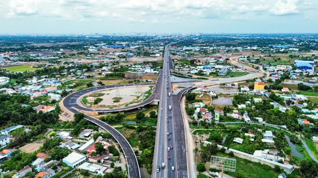 Toàn cảnh nút giao và cao tốc khu vực Bến Lức, Long An nhìn từ trên cao với xe cộ đang lưu thông