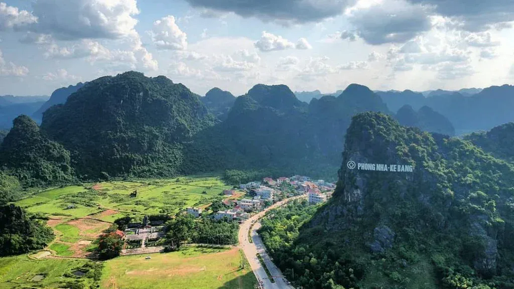 Toàn cảnh núi đá vôi và thung lũng tại Vườn quốc gia Phong Nha – Kẻ Bàng, Quảng Trị