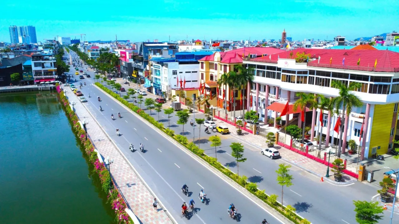 Toàn cảnh tuyến phố ven hồ và trụ sở nhiều tầng tại phường Lê Thanh Nghị, Hải Phòng nhìn từ trên cao