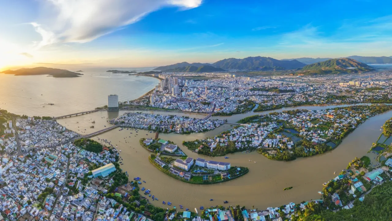Toàn cảnh thành phố Nha Trang nhìn từ trên cao với sông, cầu, khu dân cư và các tòa nhà cao tầng ven biển
