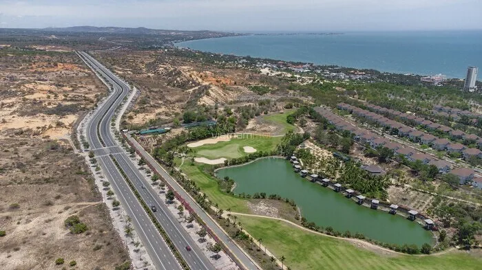 Toàn cảnh đường lớn, sân golf và dải ven biển Hàm Tiến - Mũi Né nhìn từ trên cao