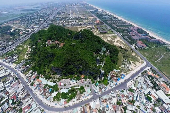 Toàn cảnh nhìn từ trên cao khu vực núi Ngũ Hành Sơn và bờ biển ven đường Trường Sa, Đà Nẵng