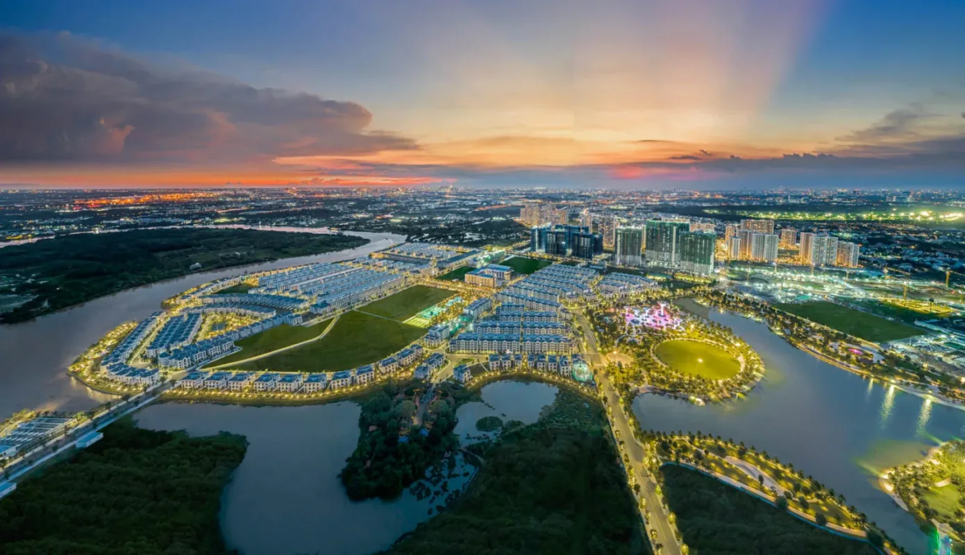 Toàn cảnh đại đô thị Vinhomes Grand Park nhìn từ trên cao lúc hoàng hôn, với các dãy nhà thấp tầng ven sông