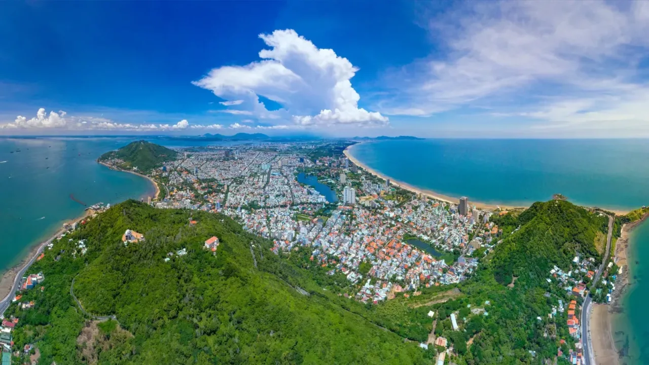 Toàn cảnh thành phố Vũng Tàu nhìn từ trên cao với núi, biển và khu dân cư ven vịnh